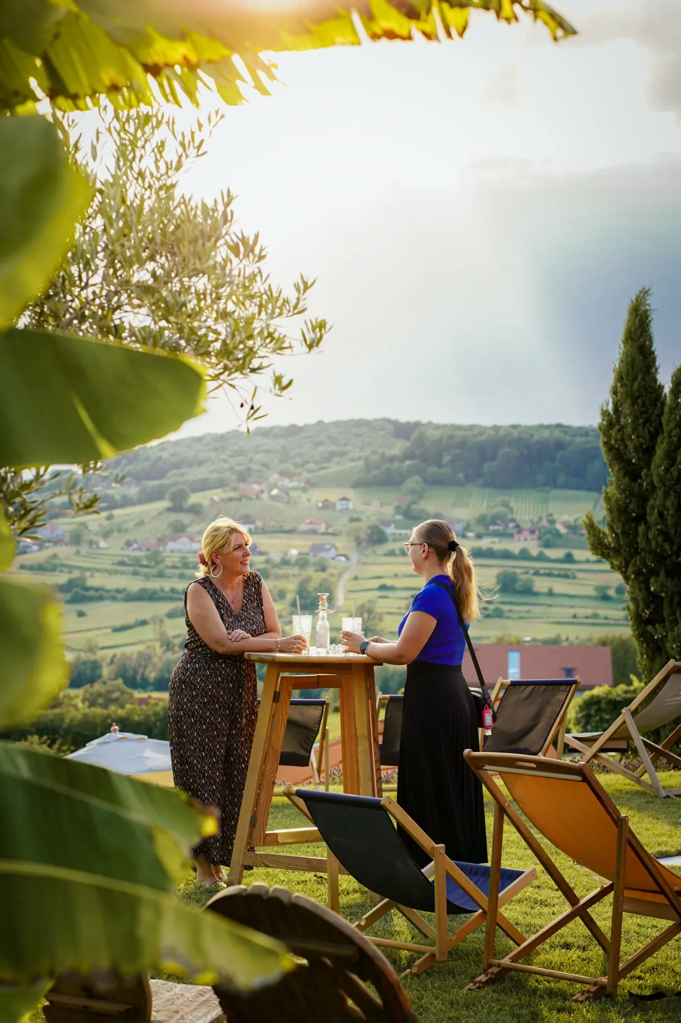Sommerabend an einem Tisch auf der Terrasse mit Blick über die Hügel
